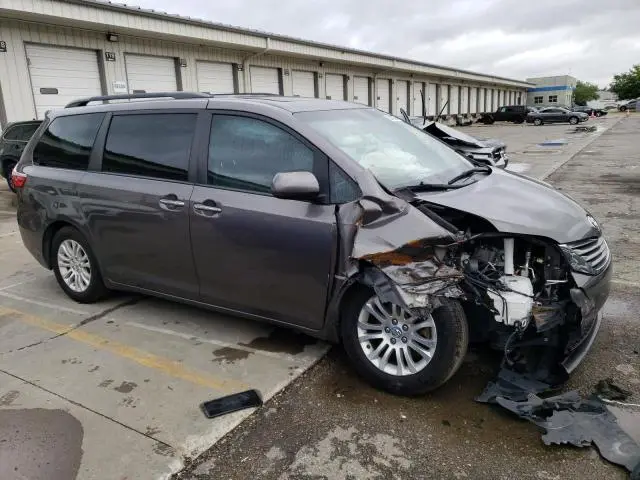 2017 TOYOTA SIENNA XLE  