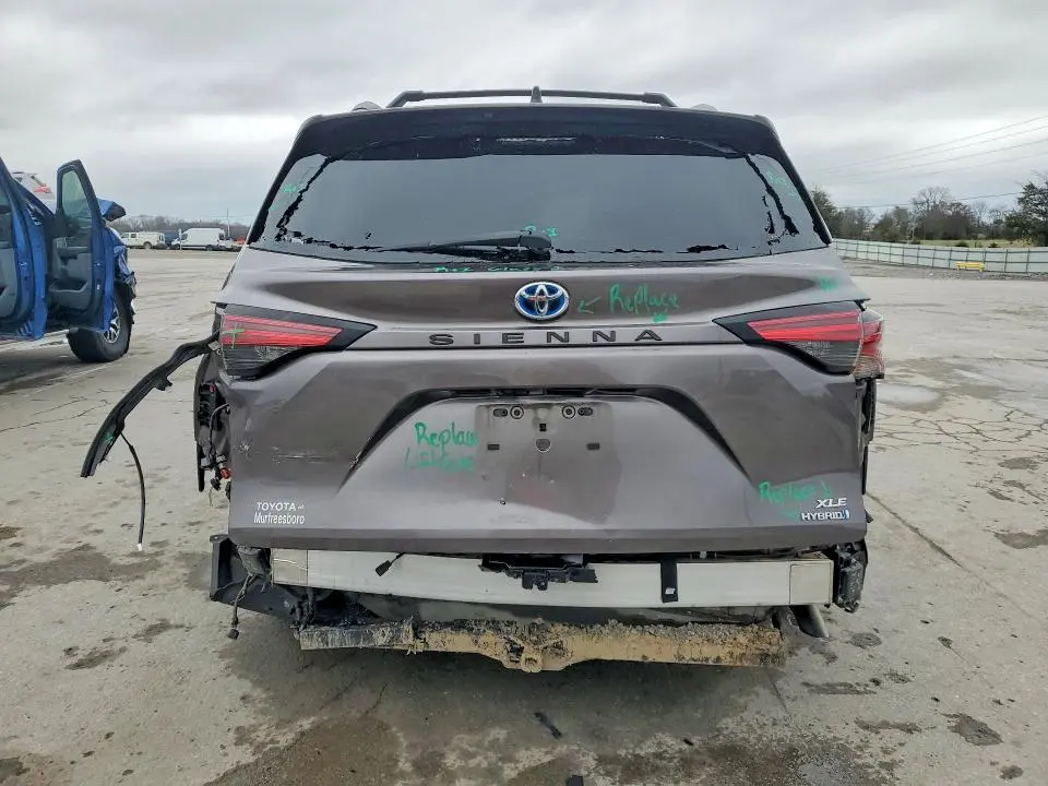 2022 TOYOTA SIENNA XLE 8-PASSENGER  