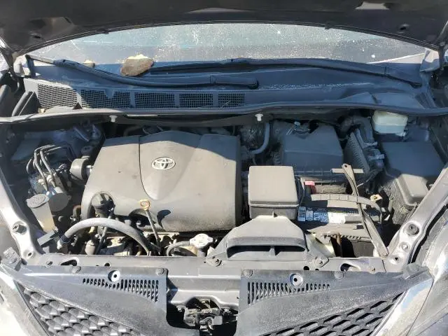 2017 TOYOTA SIENNA SE  