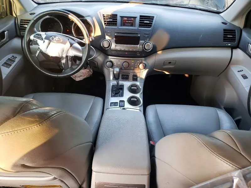 2011 TOYOTA HIGHLANDER SE  