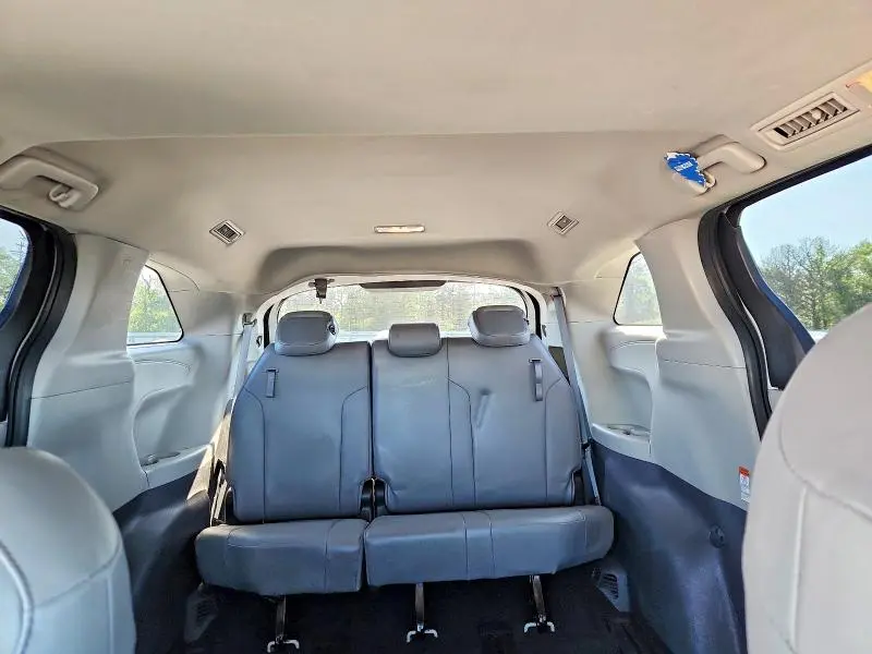 2021 TOYOTA SIENNA XLE  