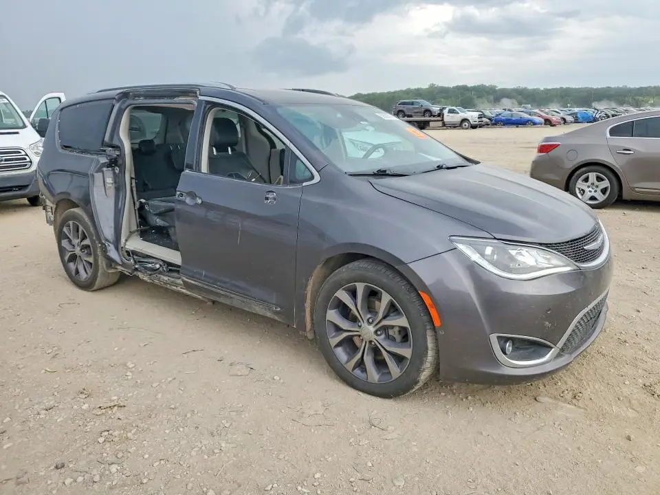 2017 CHRYSLER PACIFICA LIMITED  