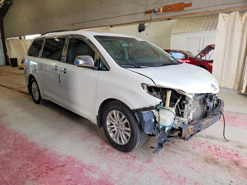 2015 TOYOTA SIENNA XLE 8-PASSENGER  