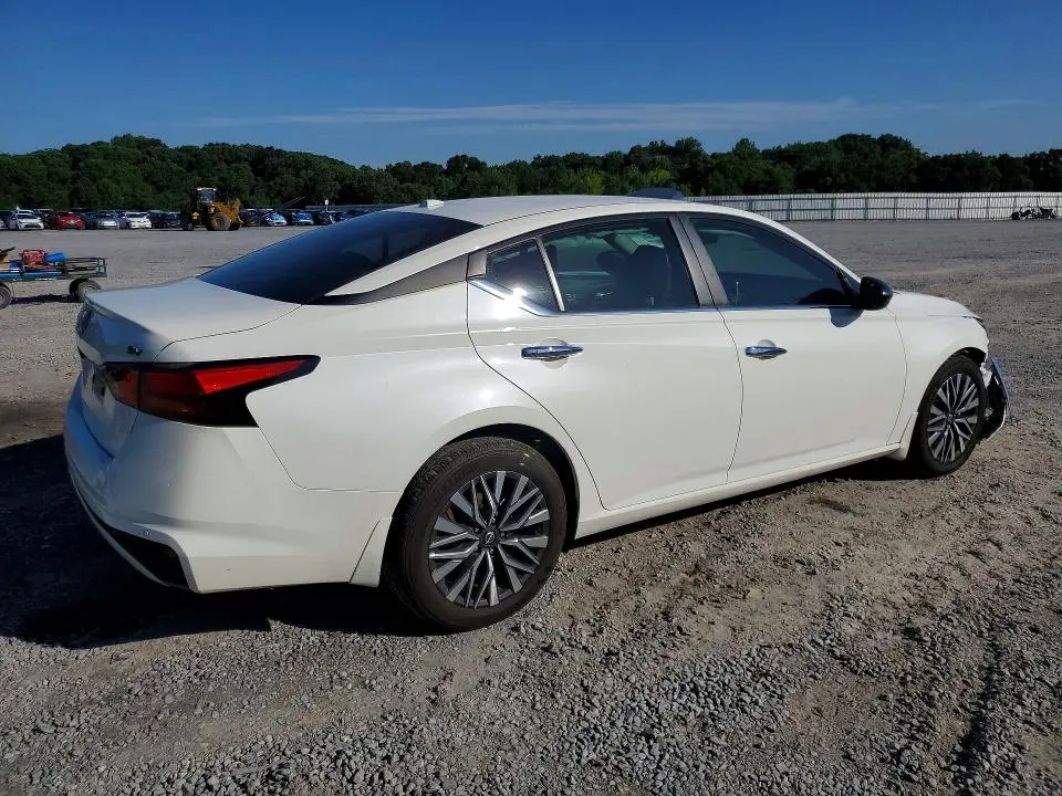 2024 NISSAN ALTIMA SV  