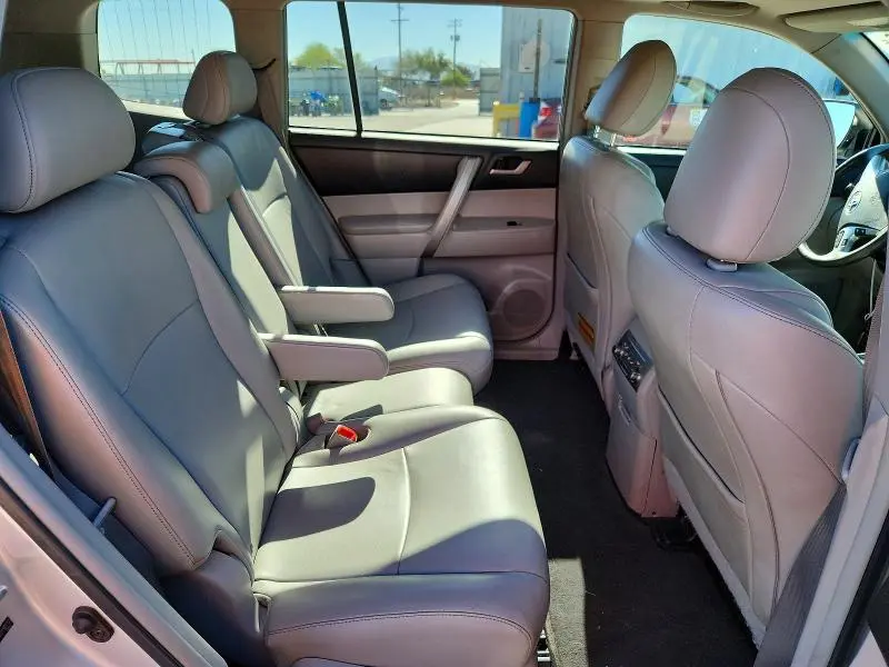 2012 TOYOTA HIGHLANDER SE  