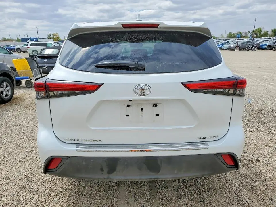 2022 TOYOTA HIGHLANDER XLE  