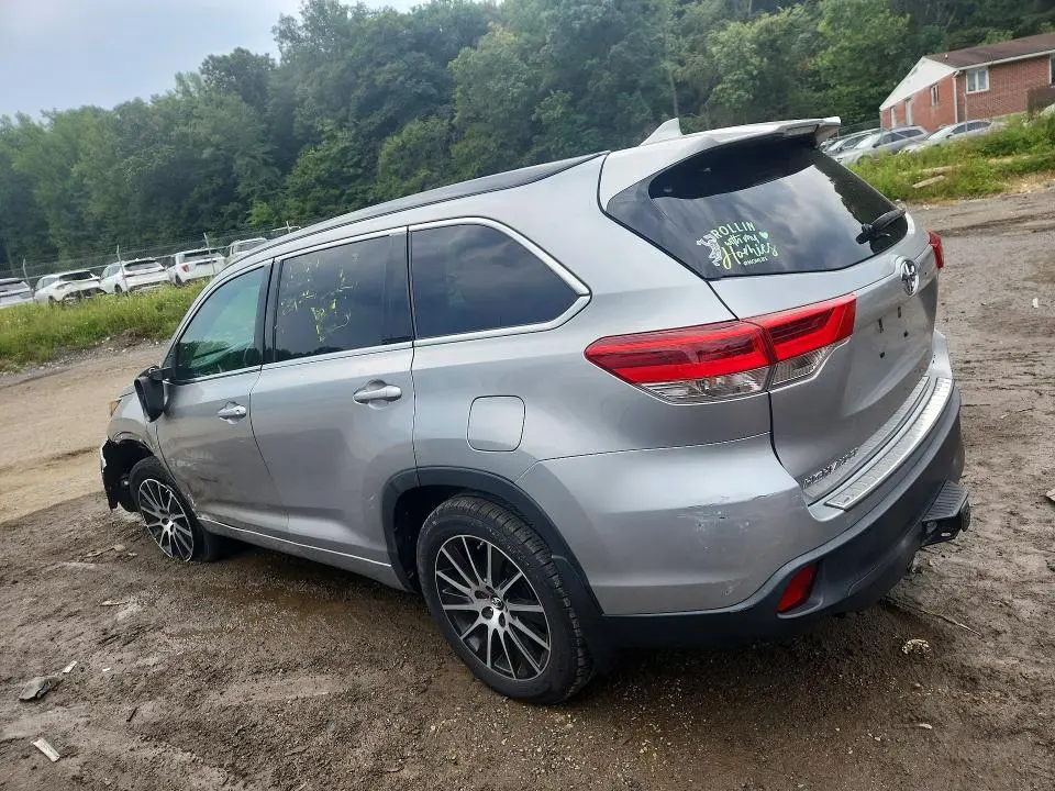 2017 TOYOTA HIGHLANDER SE  