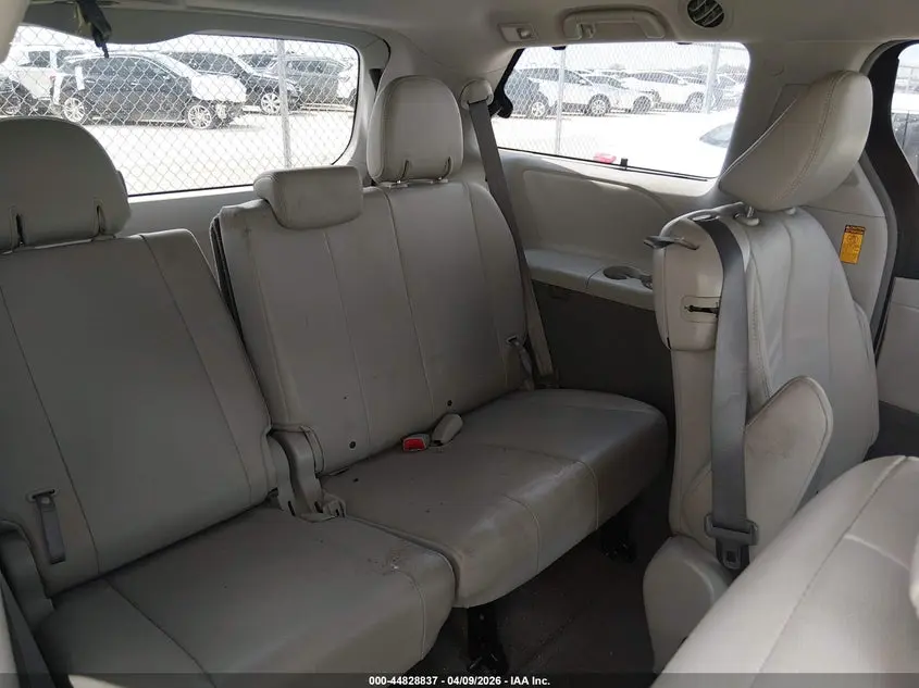 2014 TOYOTA SIENNA XLE V6 8 PASSENGER