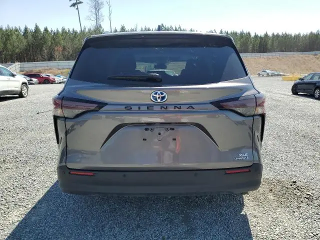 2024 TOYOTA SIENNA XLE  