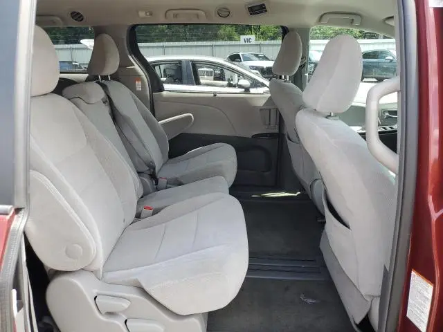 2016 TOYOTA SIENNA LE  