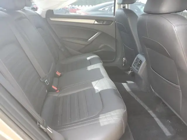 2015 VOLKSWAGEN PASSAT SE  