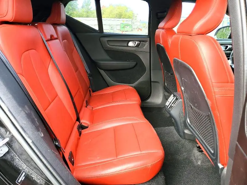2019 VOLVO XC40 T5 MOMENTUM  