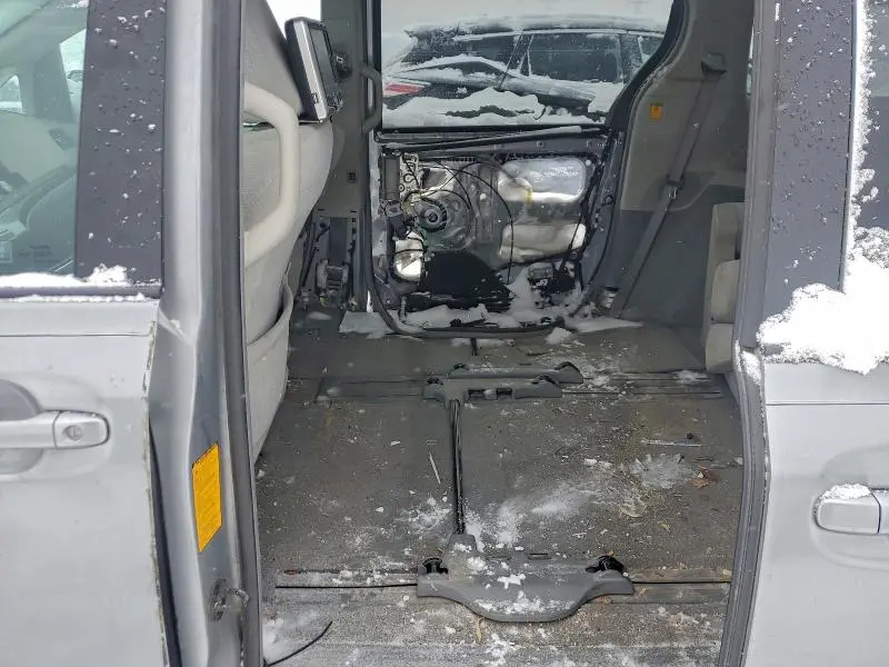 2011 TOYOTA SIENNA LE  