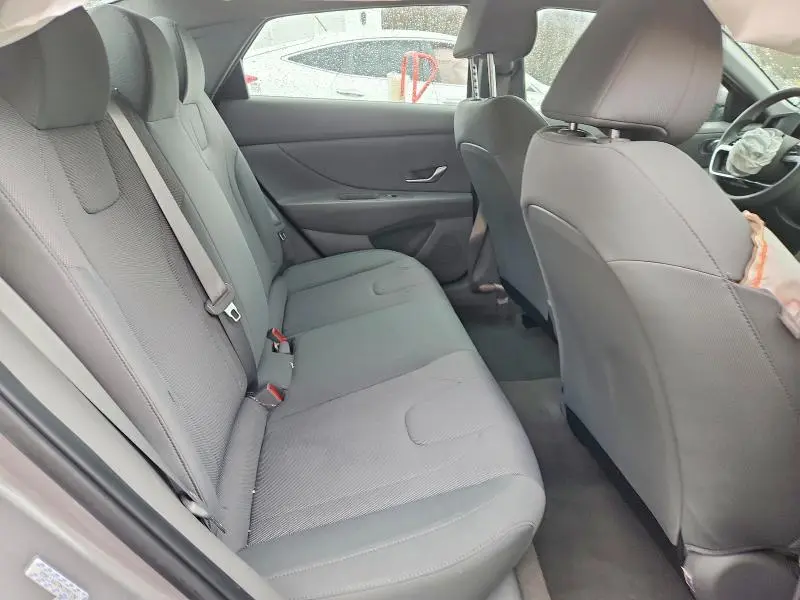 2022 HYUNDAI ELANTRA SE  