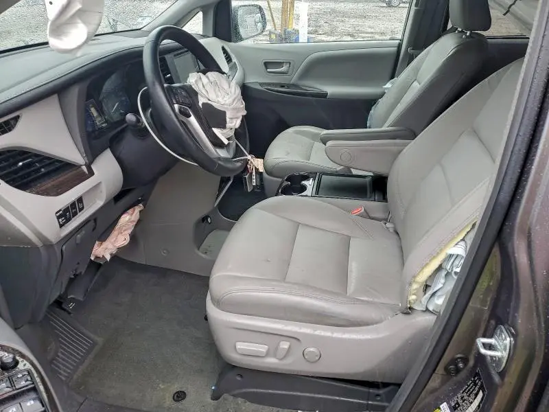 2017 TOYOTA SIENNA XLE  
