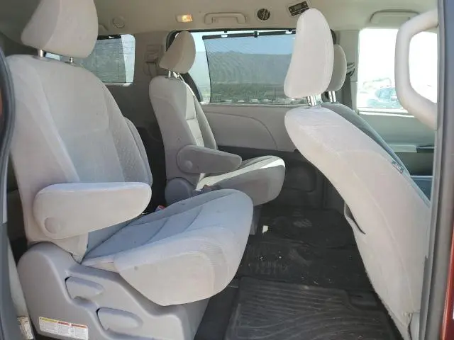 2017 TOYOTA SIENNA LE  