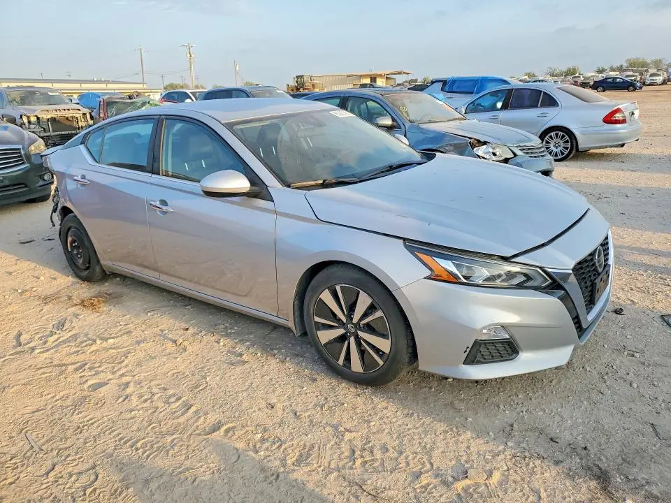 2021 NISSAN ALTIMA SV  