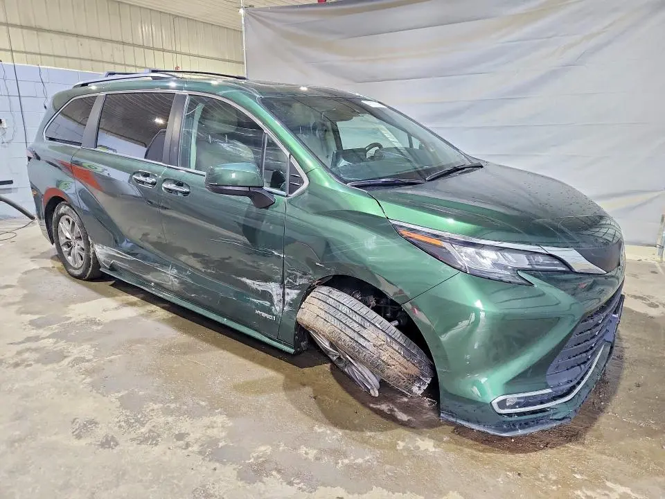 2021 TOYOTA SIENNA   