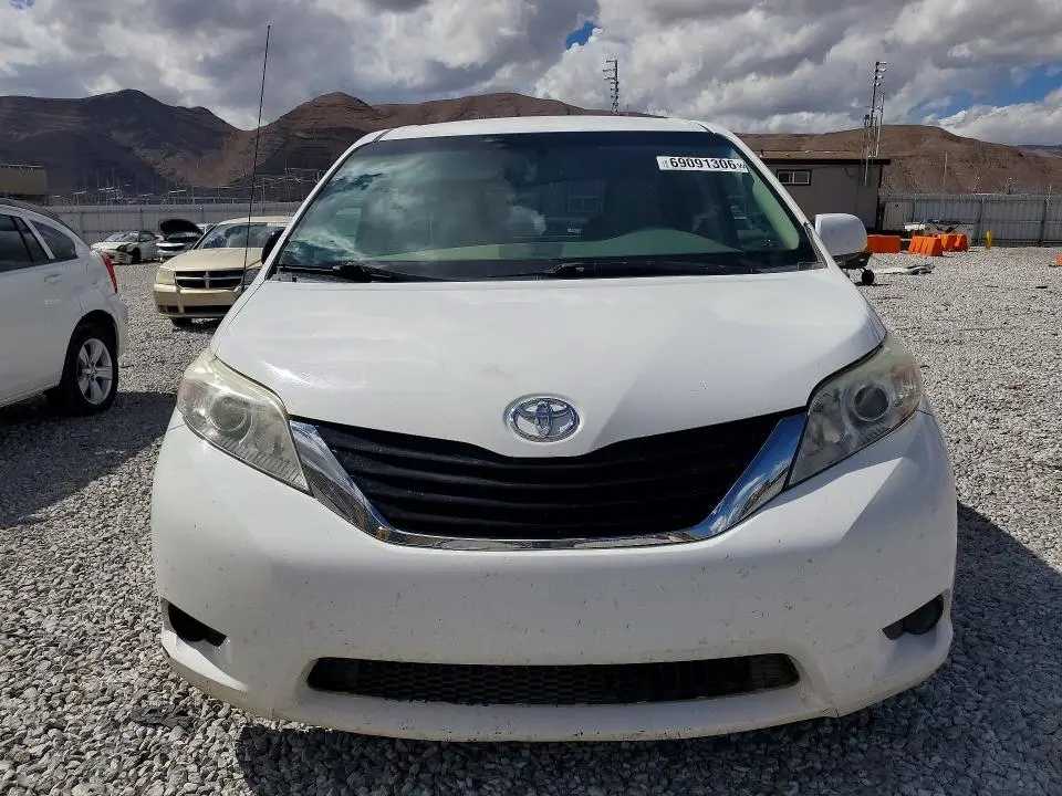 2013 TOYOTA SIENNA LE  