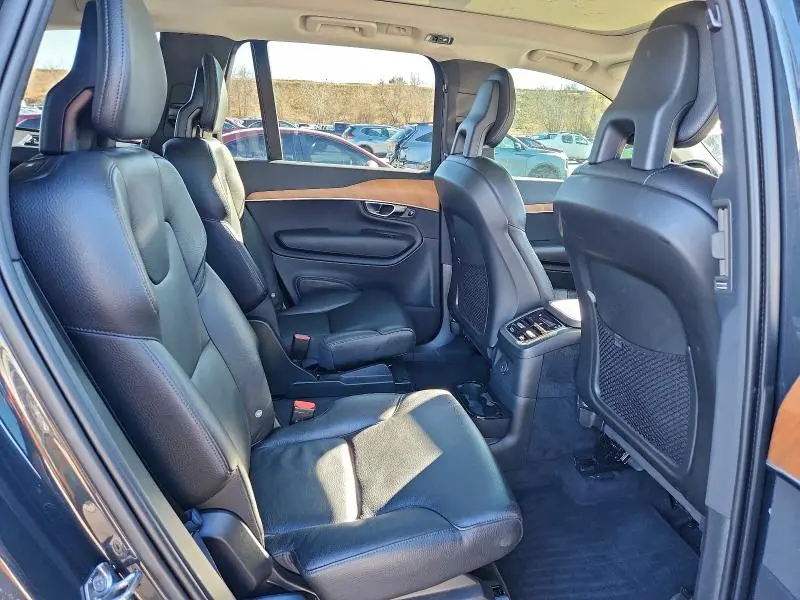 2021 VOLVO XC90 T8 RECHARGE MOMENTUM  