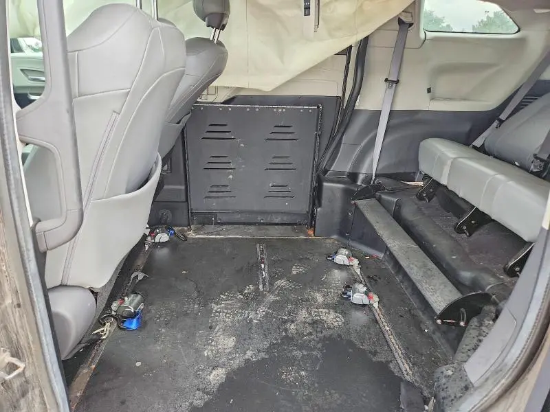 2021 TOYOTA SIENNA XLE  