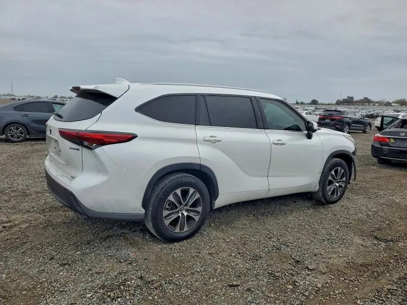 2022 TOYOTA HIGHLANDER HYBRID XLE  