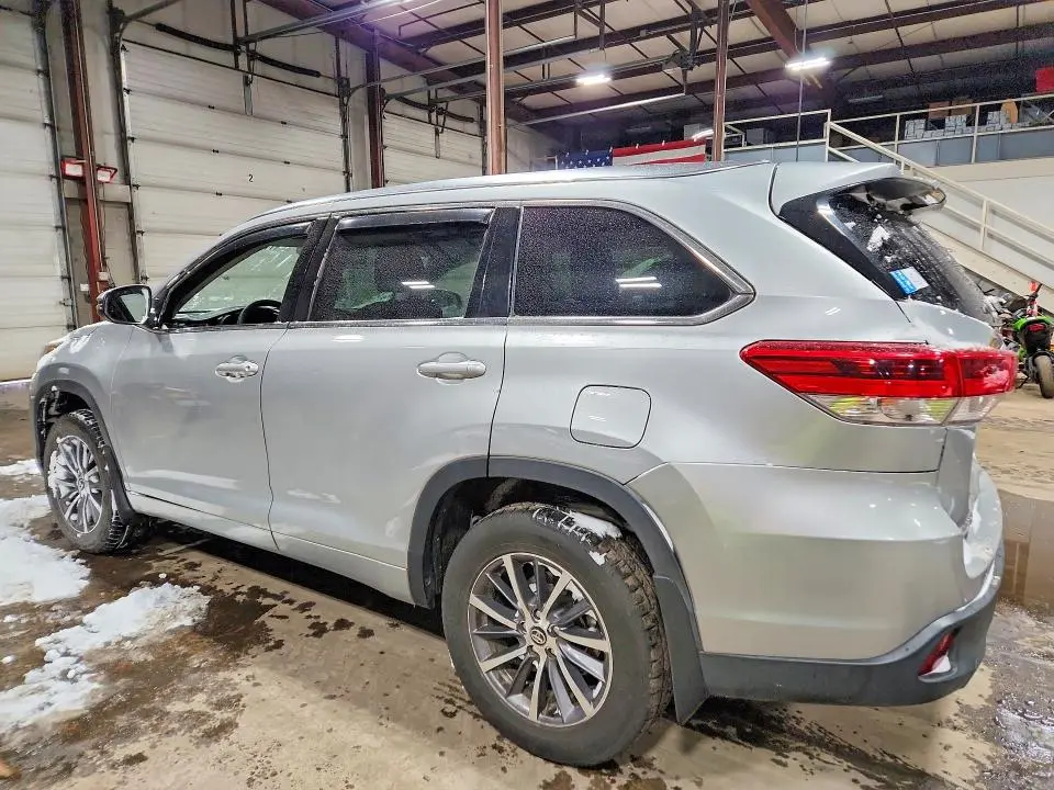 2017 TOYOTA HIGHLANDER SE  