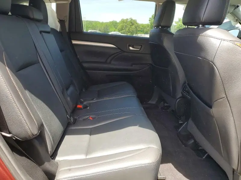 2019 TOYOTA HIGHLANDER SE  