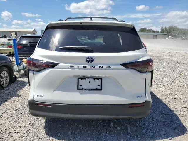 2025 TOYOTA SIENNA XLE  