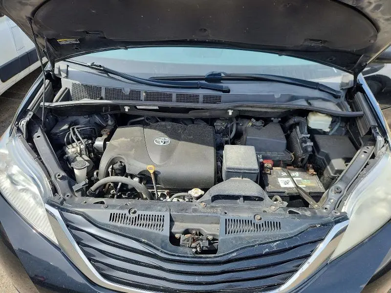 2017 TOYOTA SIENNA LE  