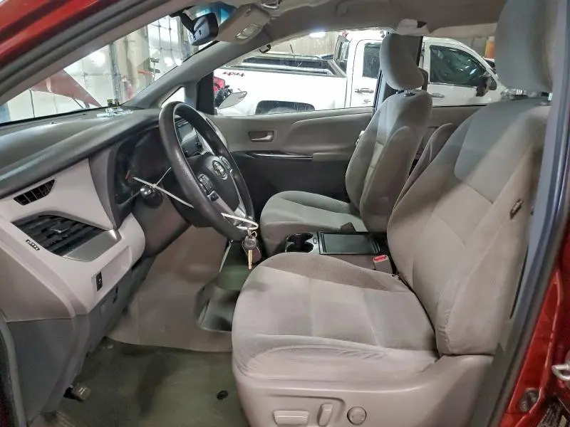 2015 TOYOTA SIENNA LE  