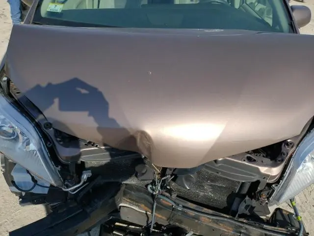 2018 TOYOTA SIENNA LE