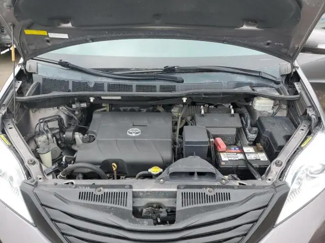 2013 TOYOTA SIENNA XLE