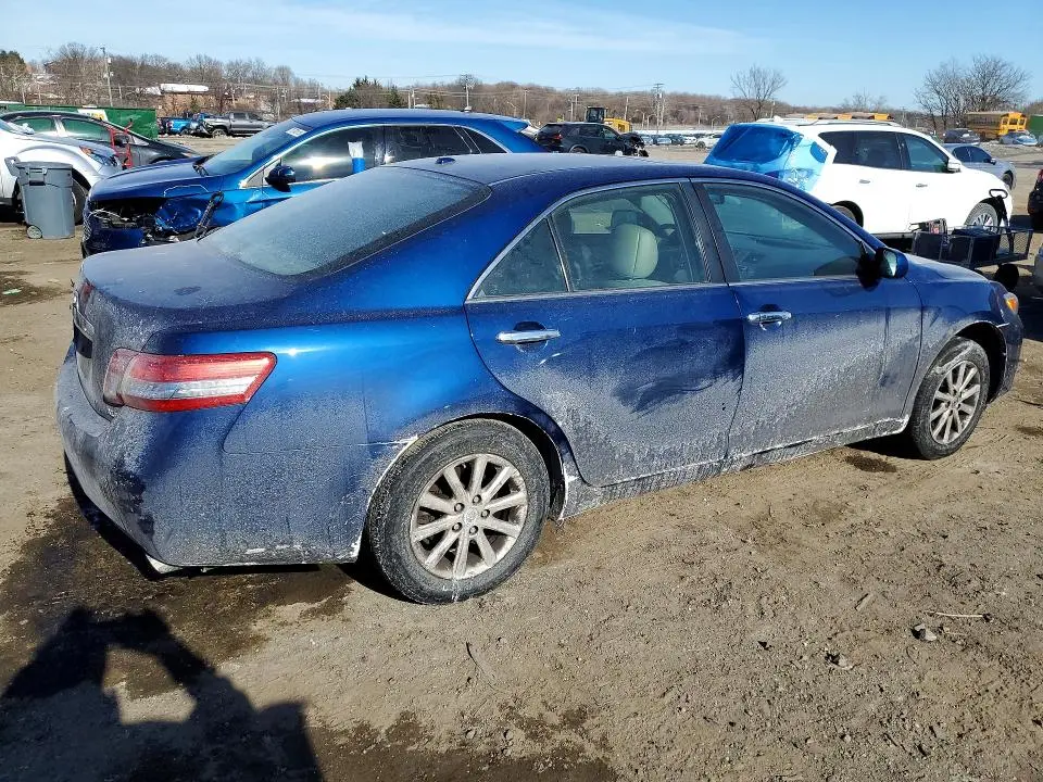 2011 TOYOTA CAMRY SE  