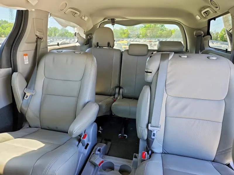 2020 TOYOTA SIENNA LE  