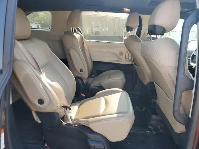 2021 TOYOTA SIENNA XLE  
