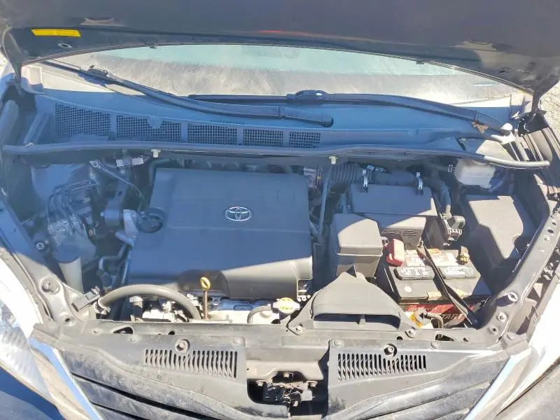 2013 TOYOTA SIENNA LE 8-PASSENGER  