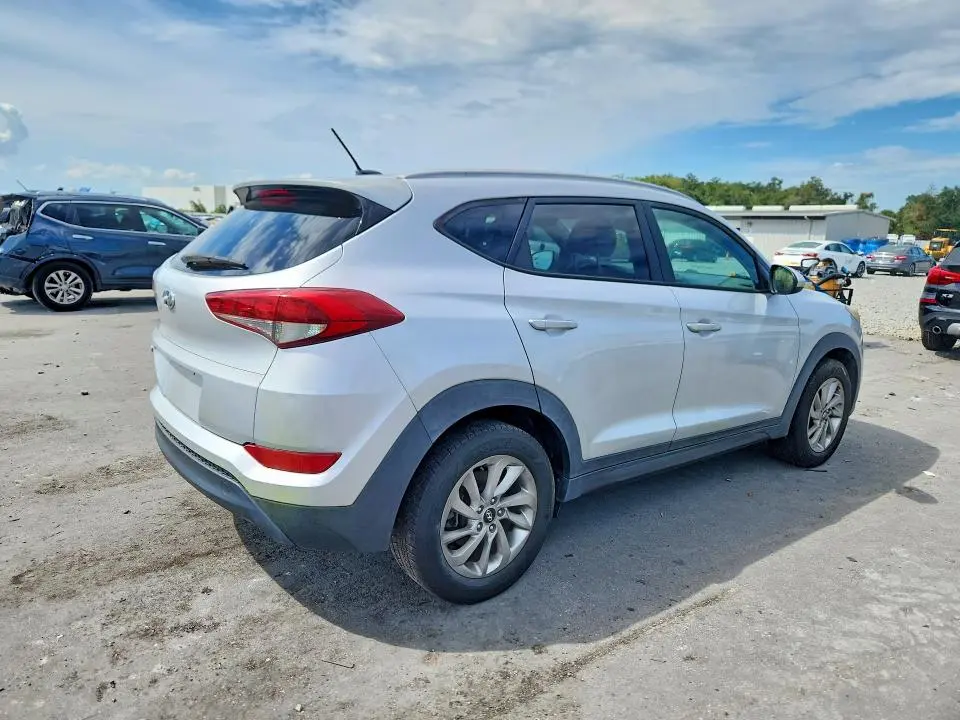 2016 HYUNDAI TUCSON SE  