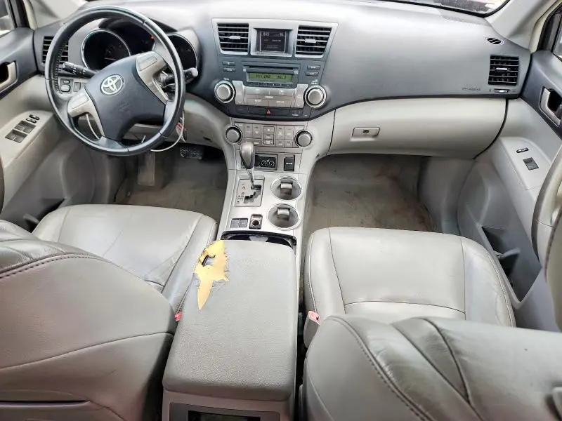2010 TOYOTA HIGHLANDER SE  