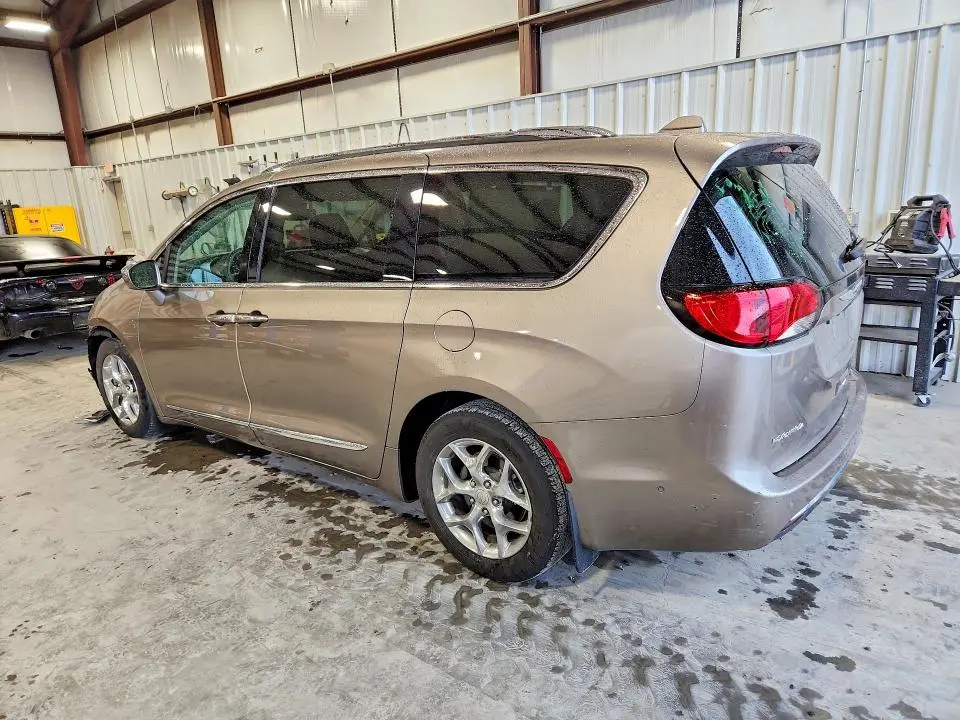 2017 CHRYSLER PACIFICA LIMITED  