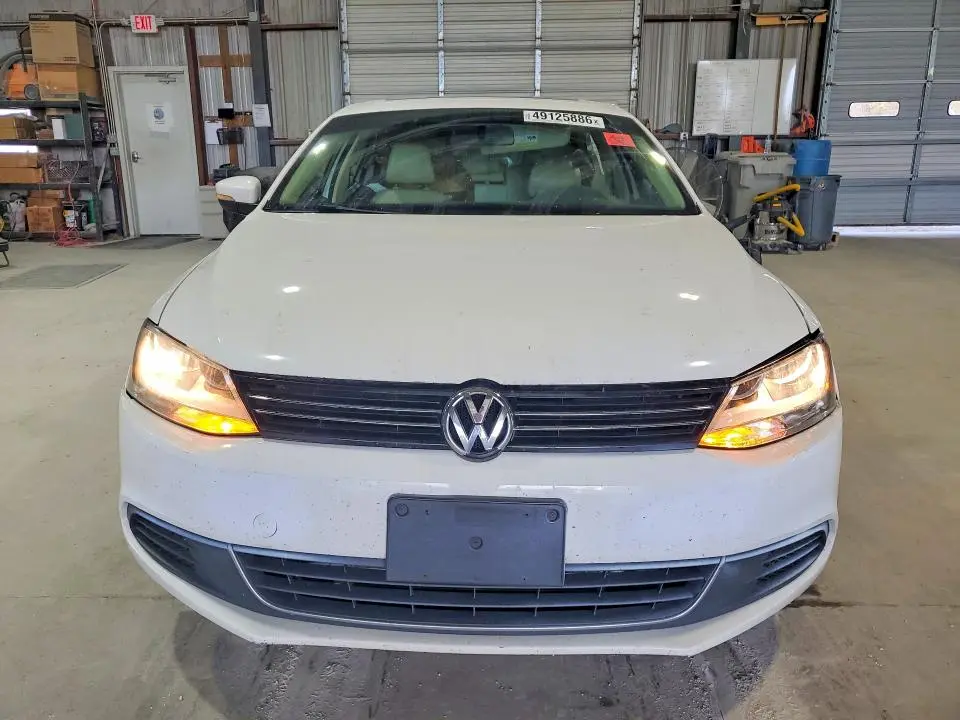 2013 VOLKSWAGEN JETTA SE  