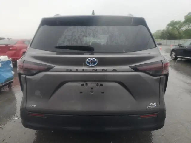 2024 TOYOTA SIENNA XLE  
