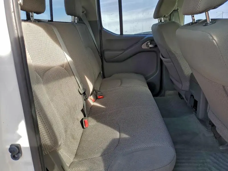 2015 NISSAN FRONTIER SV  