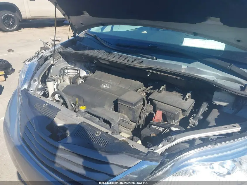 2013 TOYOTA SIENNA XLE V6 8 PASSENGER