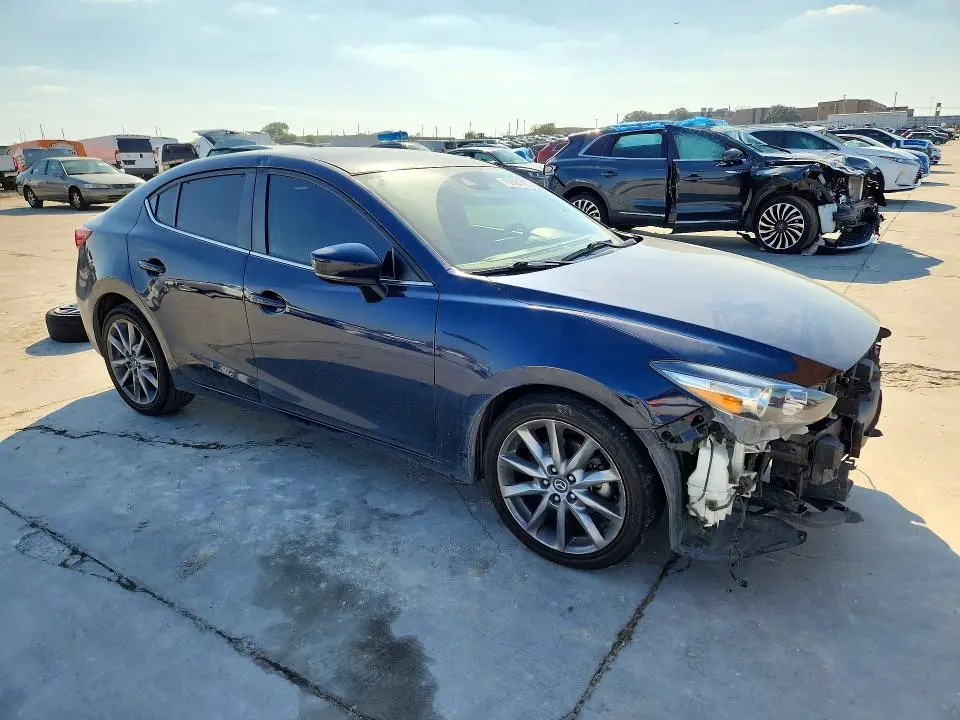 2018 MAZDA 3 TOURING  