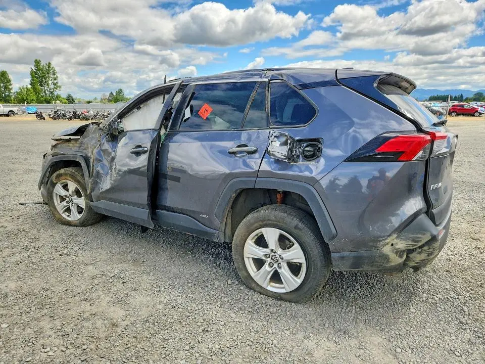 2021 TOYOTA RAV4 XLE  
