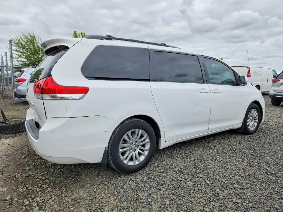 2011 TOYOTA SIENNA XLE 8-PASSENGER  