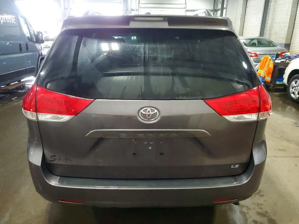 2013 TOYOTA SIENNA LE  
