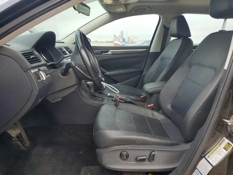 2016 VOLKSWAGEN PASSAT SE  