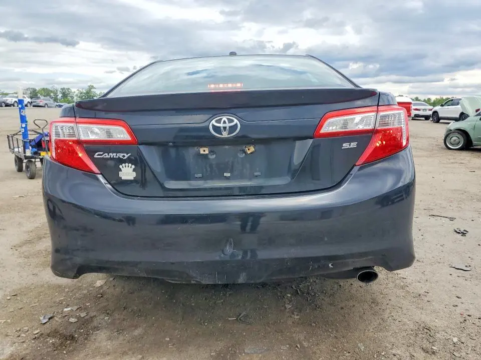 2014 TOYOTA CAMRY SE  